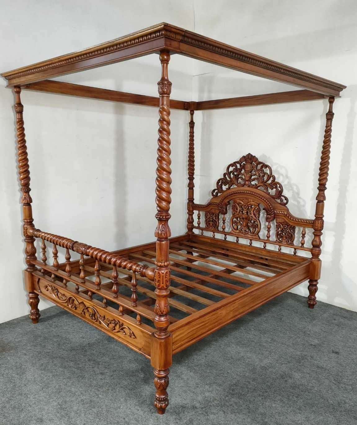CAMA VICTORIANA CON CUATRO POSTERIORES