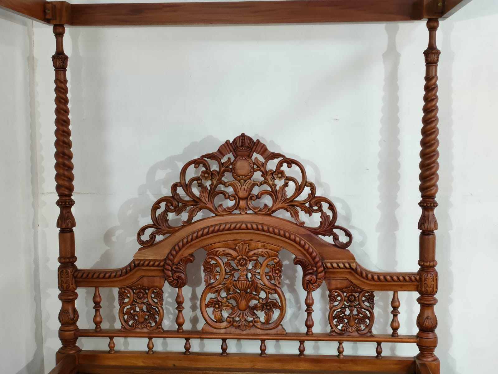 CAMA VICTORIANA CON CUATRO POSTERIORES