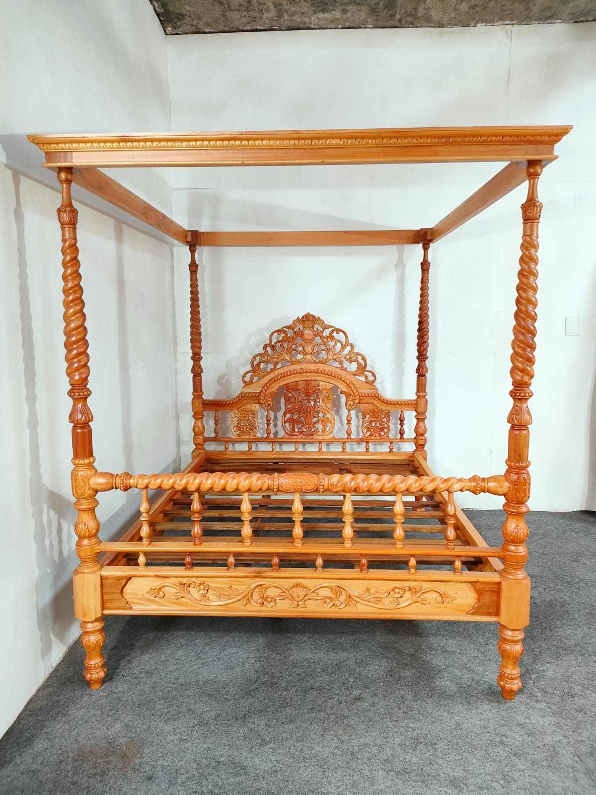 CAMA VICTORIANA CON CUATRO POSTERIORES